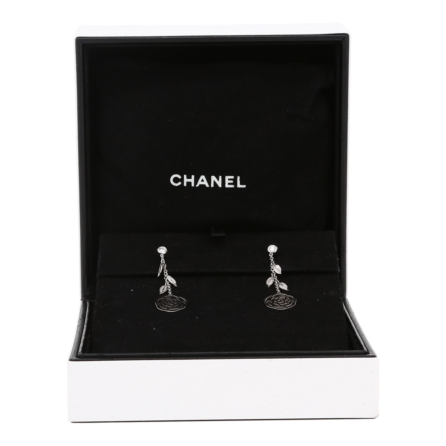 Chanel Camelia pendants earrings in white gold and diamonds - Detail D2