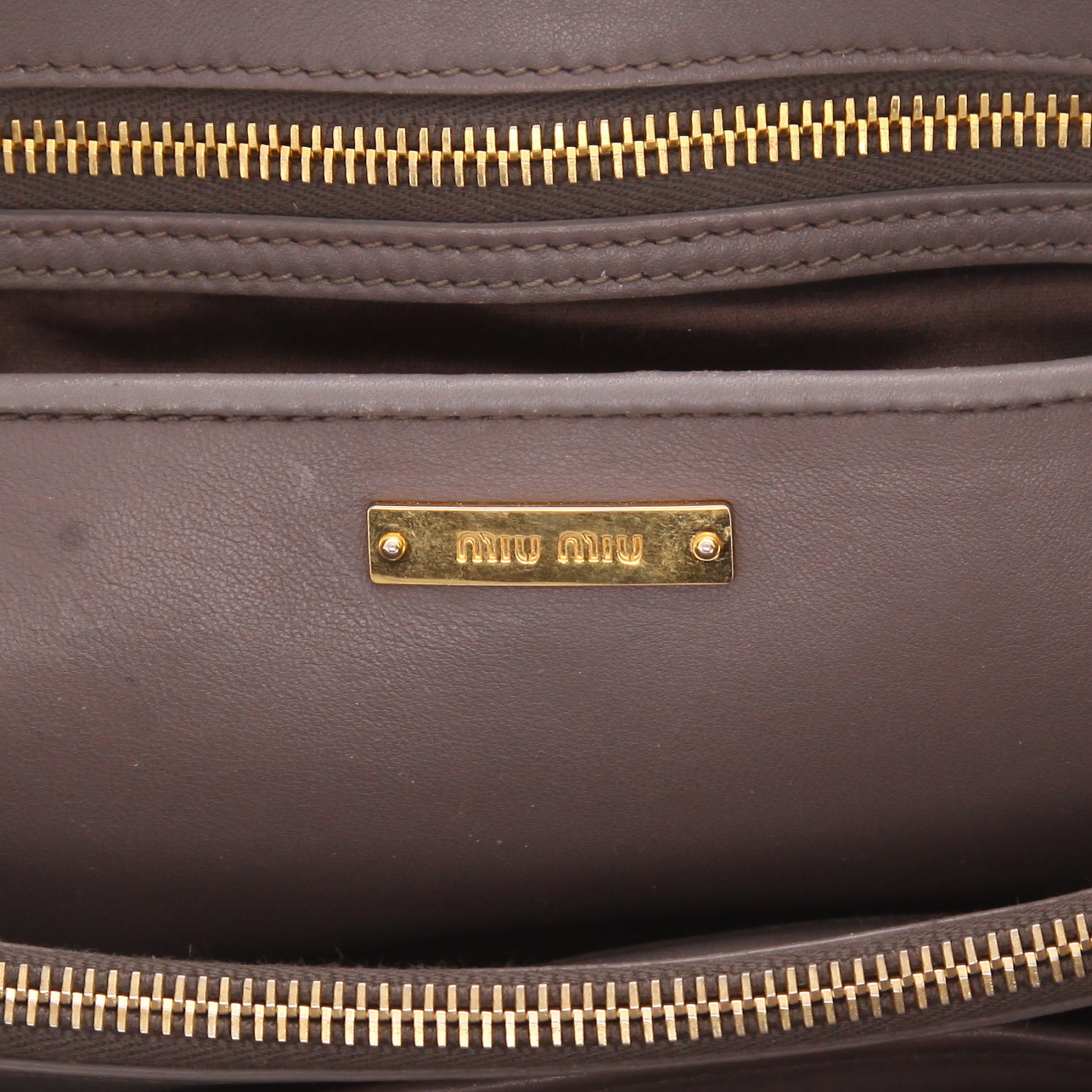 Bolso bandolera Miu Miu  Matelassé en cuero con relieve color topo - Detail D2