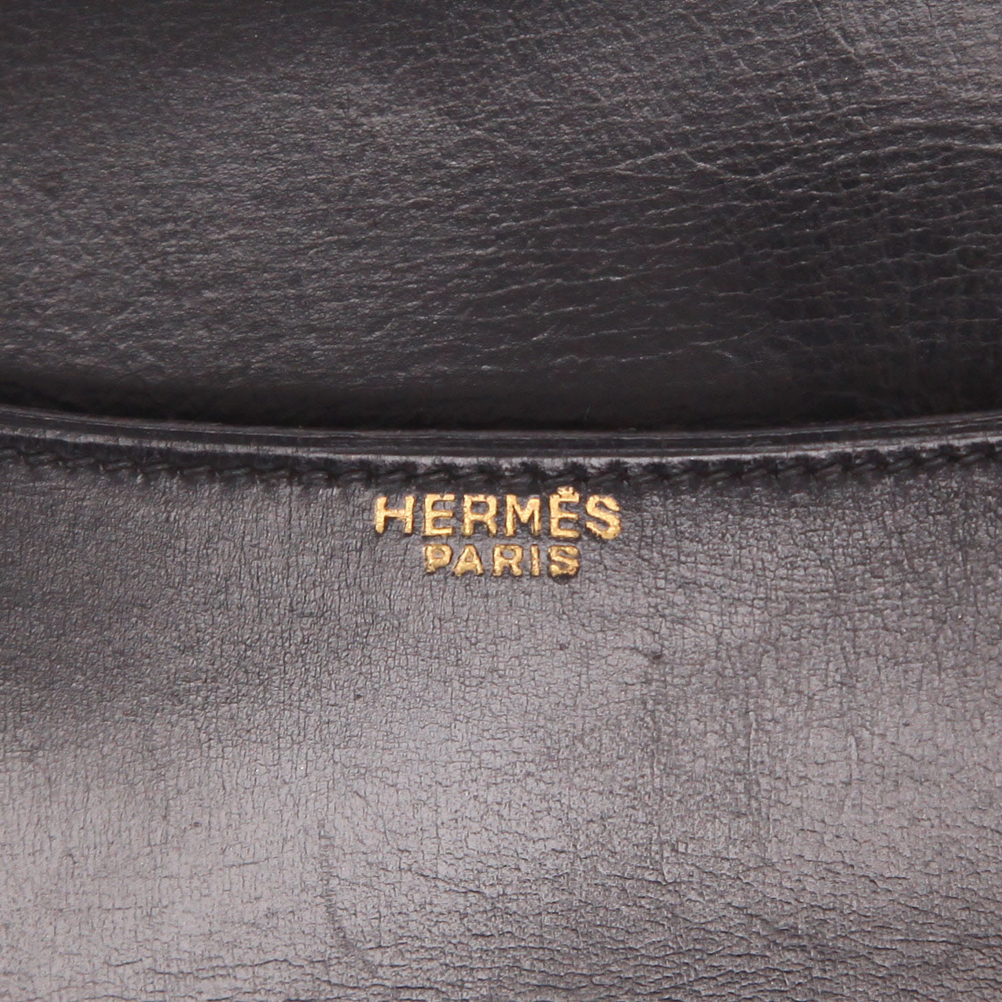 Bolso de mano Hermès  Constance en cuero box negro - Detail D2