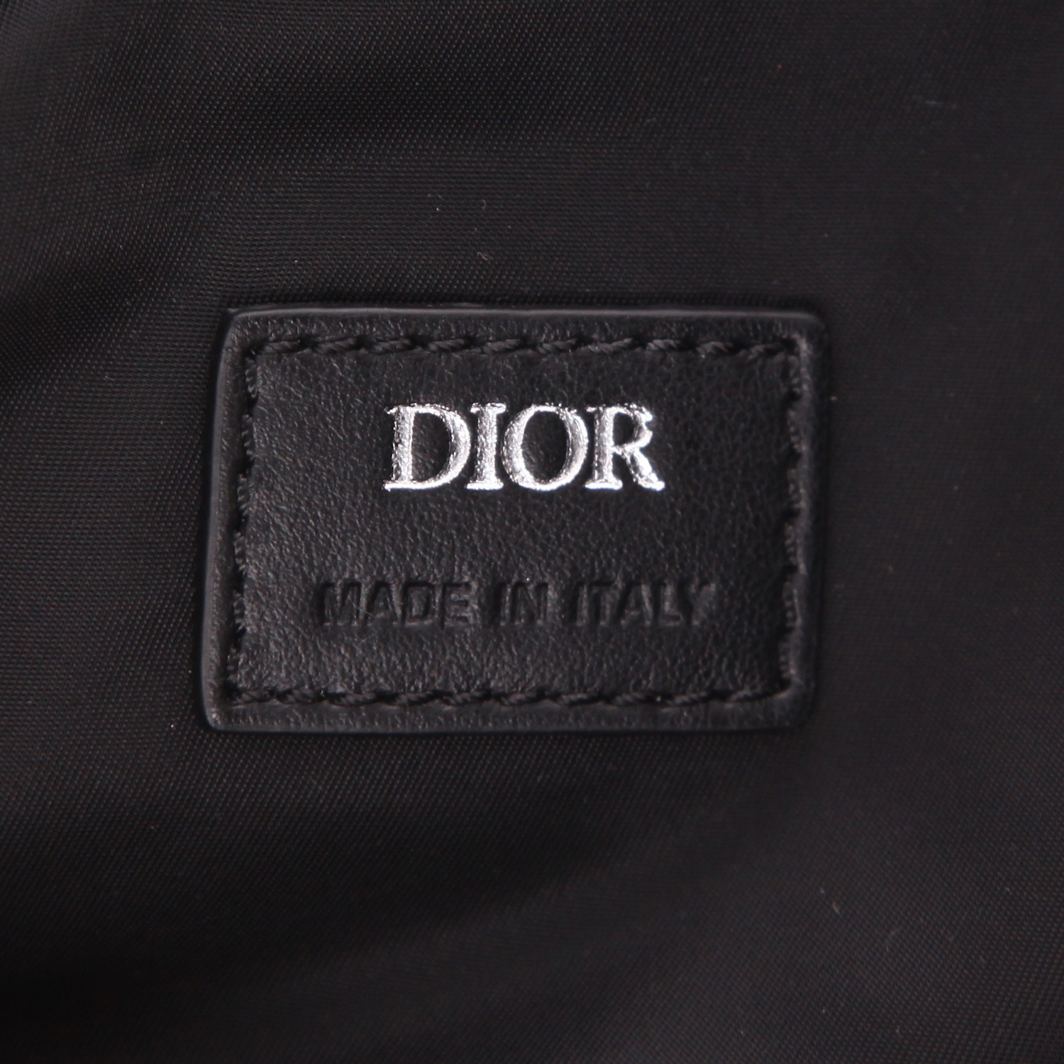 Sac bandoulière Dior  Saddle en toile siglée noire et cuir noir - Detail D2