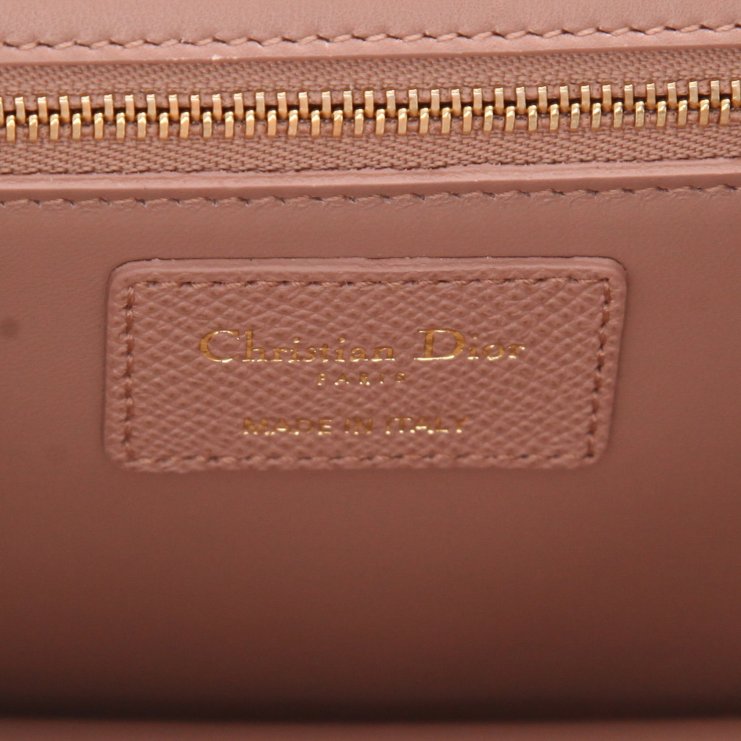 Dior  30 Montaigne shoulder bag  in powder pink grained leather - Detail D2