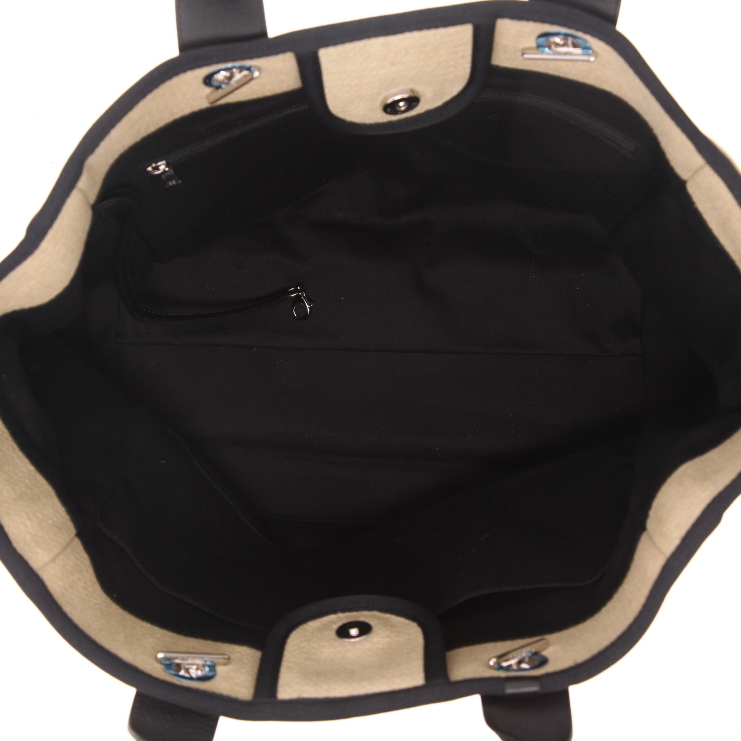 Sac cabas Chanel  Deauville en toile beige et cuir noir - Detail D3