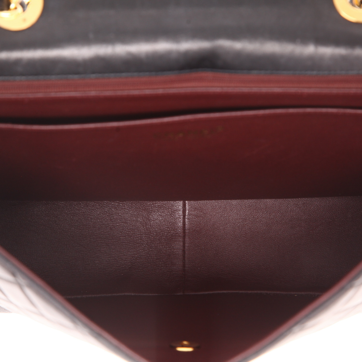 Bolso de mano Chanel  Timeless Jumbo en cuero acolchado negro - Detail D3