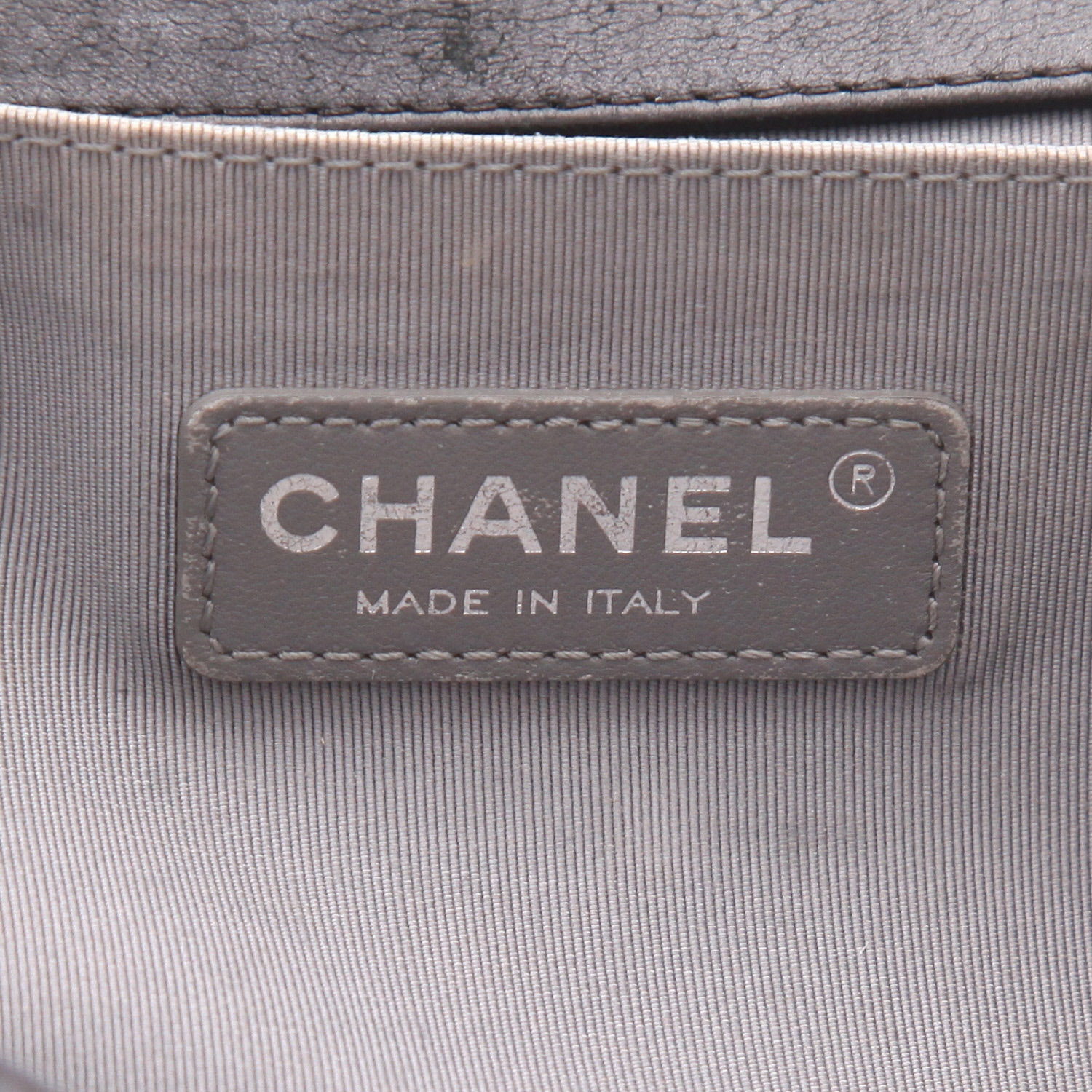 Chanel  Boy shoulder bag  in black quilted leather - Detail D2