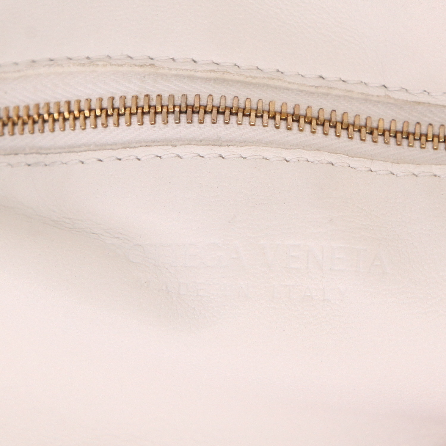 Bottega Veneta  Cassette shoulder bag  in white intrecciato leather - Detail D2