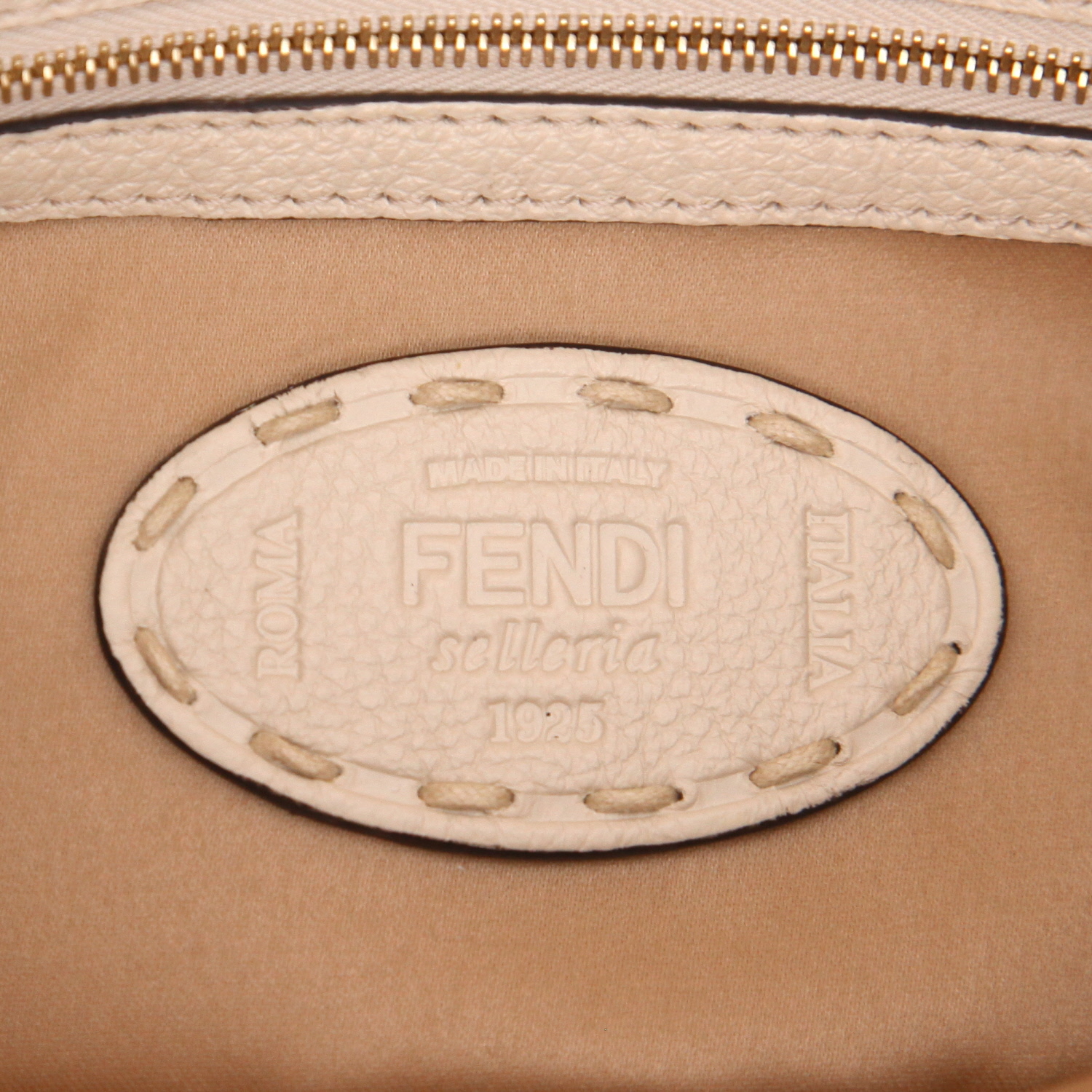 Fendi  Baguette handbag  in beige woollen fabric - Detail D2