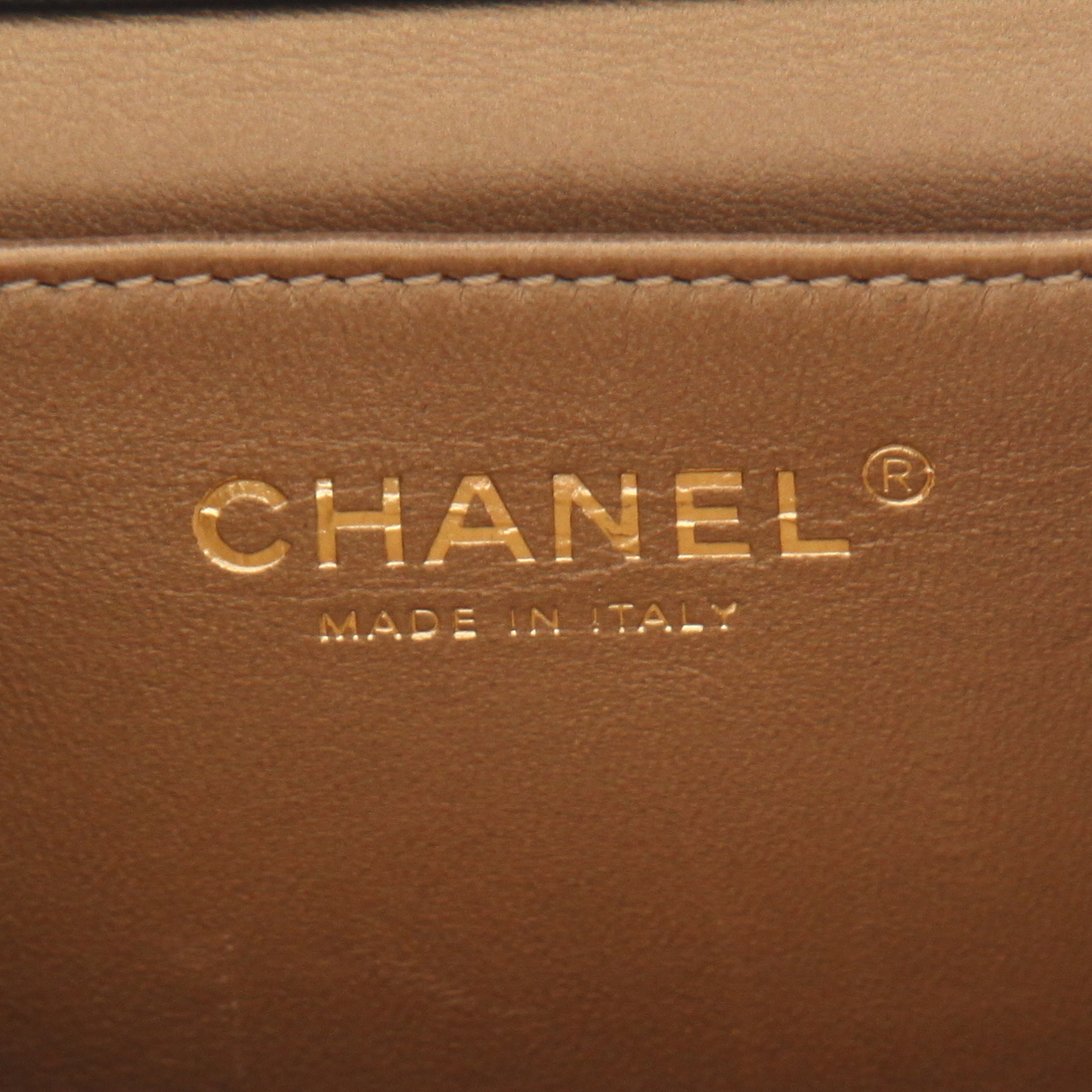 Sac bandoulière Chanel   en cuir noir et perle blanche - Detail D2