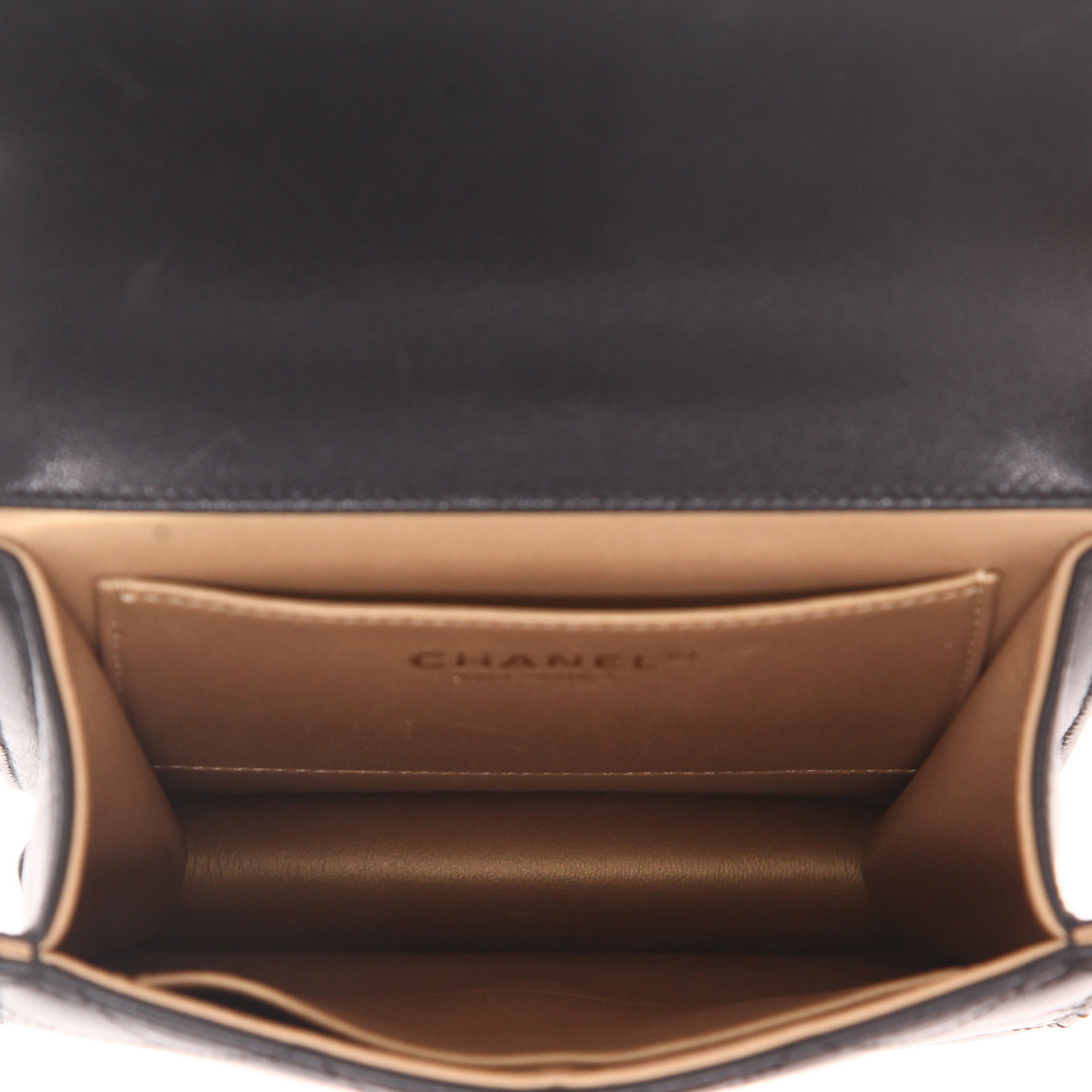 Bolso bandolera Chanel   en cuero negro y perla blanca - Detail D3