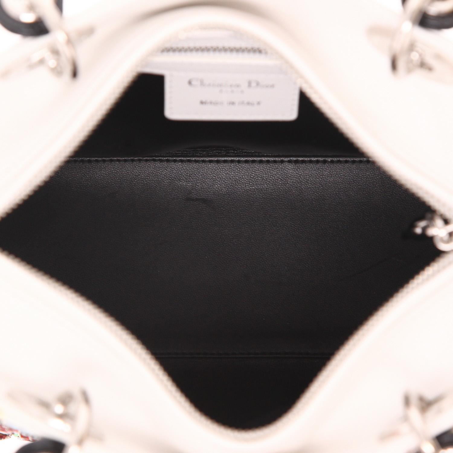 Sac à main Dior  Lady Dior en cuir blanc et cuir verni noir - Detail D3