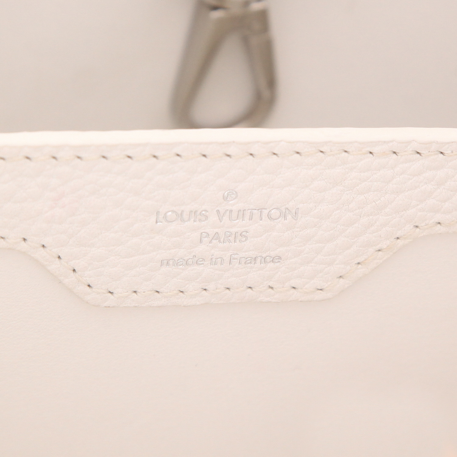 Borsa a tracolla Louis Vuitton  Capucines BB in pelle bianca e pitone - Detail D2