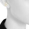 Bijou d'oreille Louis Vuitton LV Volt Upside Down en or jaune - Detail D1 thumbnail