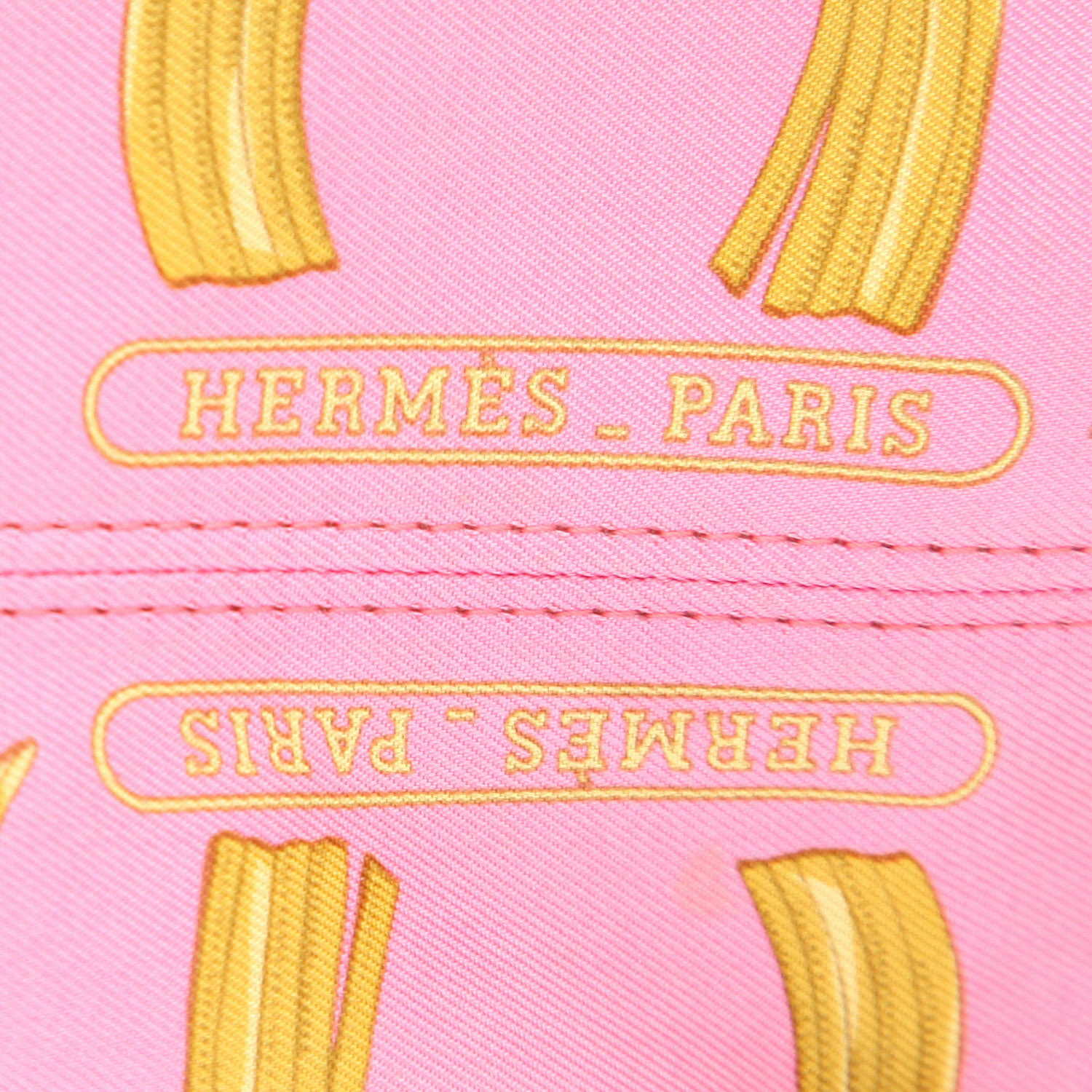 Hermès  Silk City shoulder bag  in pink and red silk  and fawn Barenia leather - Detail D2