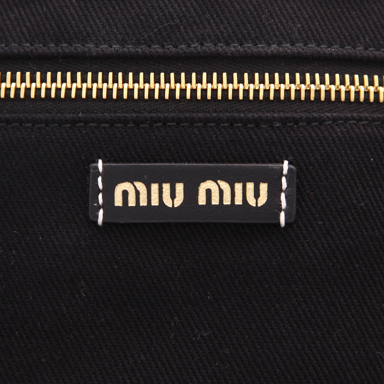 Sac à main Miu Miu   en toile noire et blanche - Detail D2