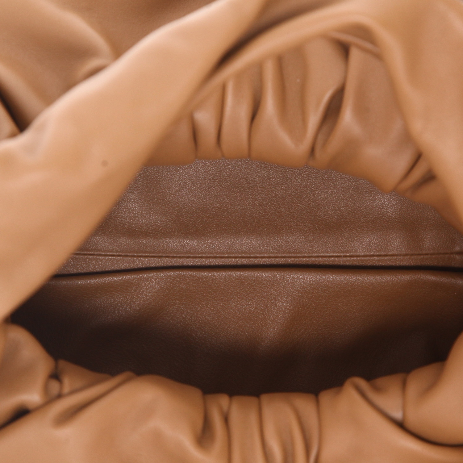 Sac à main Bottega Veneta  The Shoulder Pouch en cuir marron - Detail D3