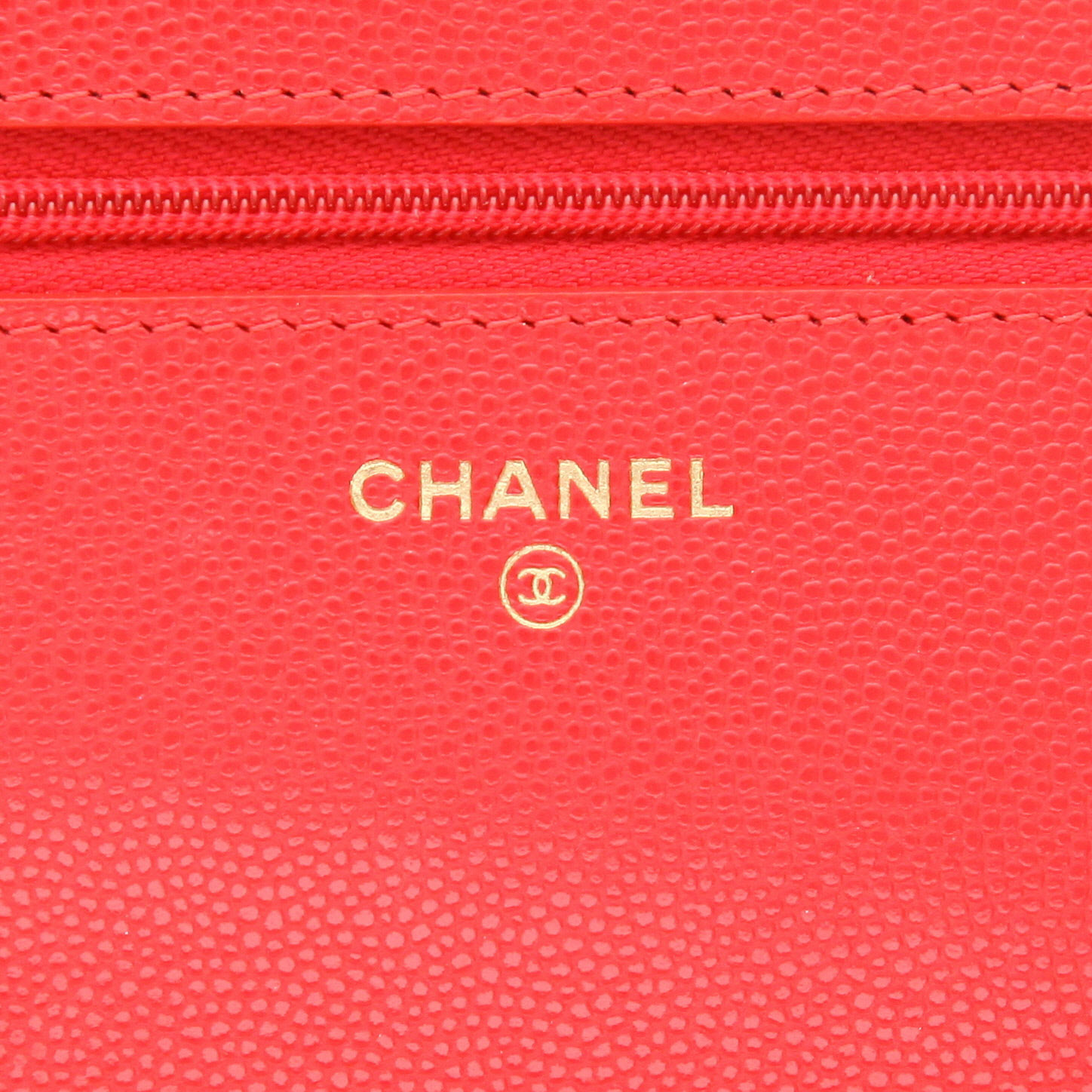Sac bandoulière Chanel  Wallet on Chain en cuir grainé matelassé rouge - Detail D2