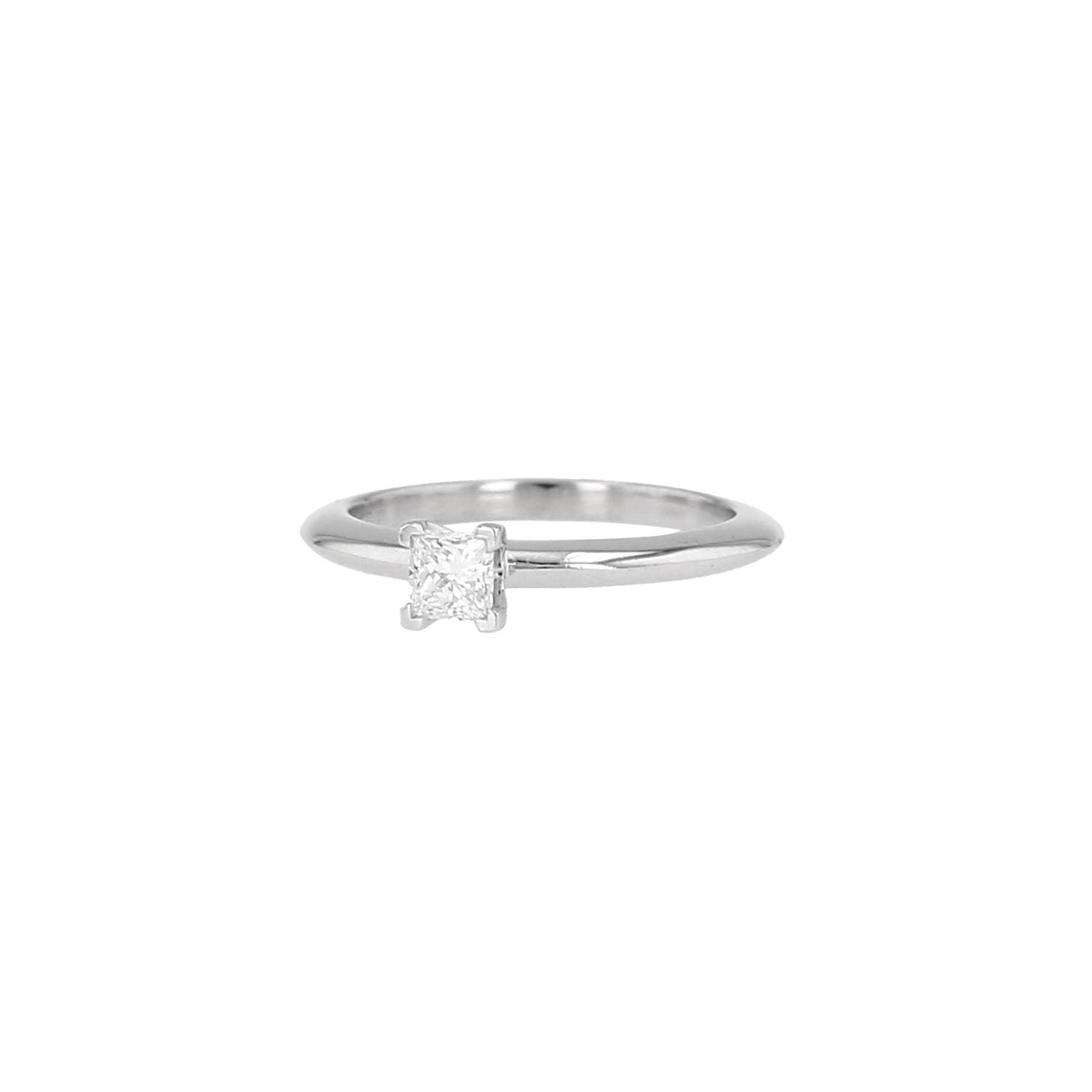 Tiffany & Co solitaire ring in platinium and diamond