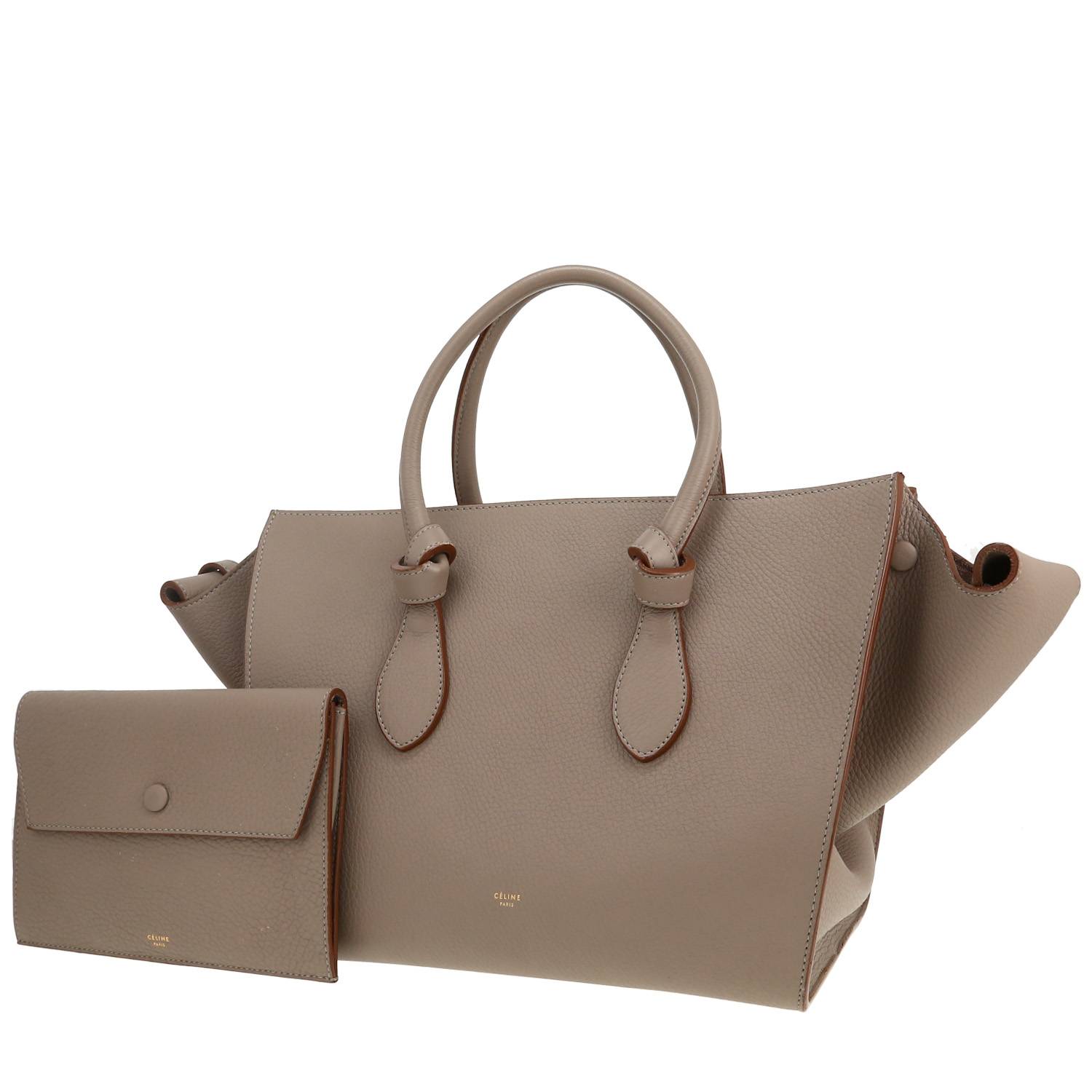 Sublime sac cabas Celine Tie Bag en cuir taupe, garniture en métal doré, double poignée en cuir taupe permettant un porté main. Fermeture par rabat et fermeture par patte de serrage. Doublure intérieure en suédine taupe, une poche zippée, double poche plaquée, 1 pochette amovible. Vendu avec dustbag. Signature: 