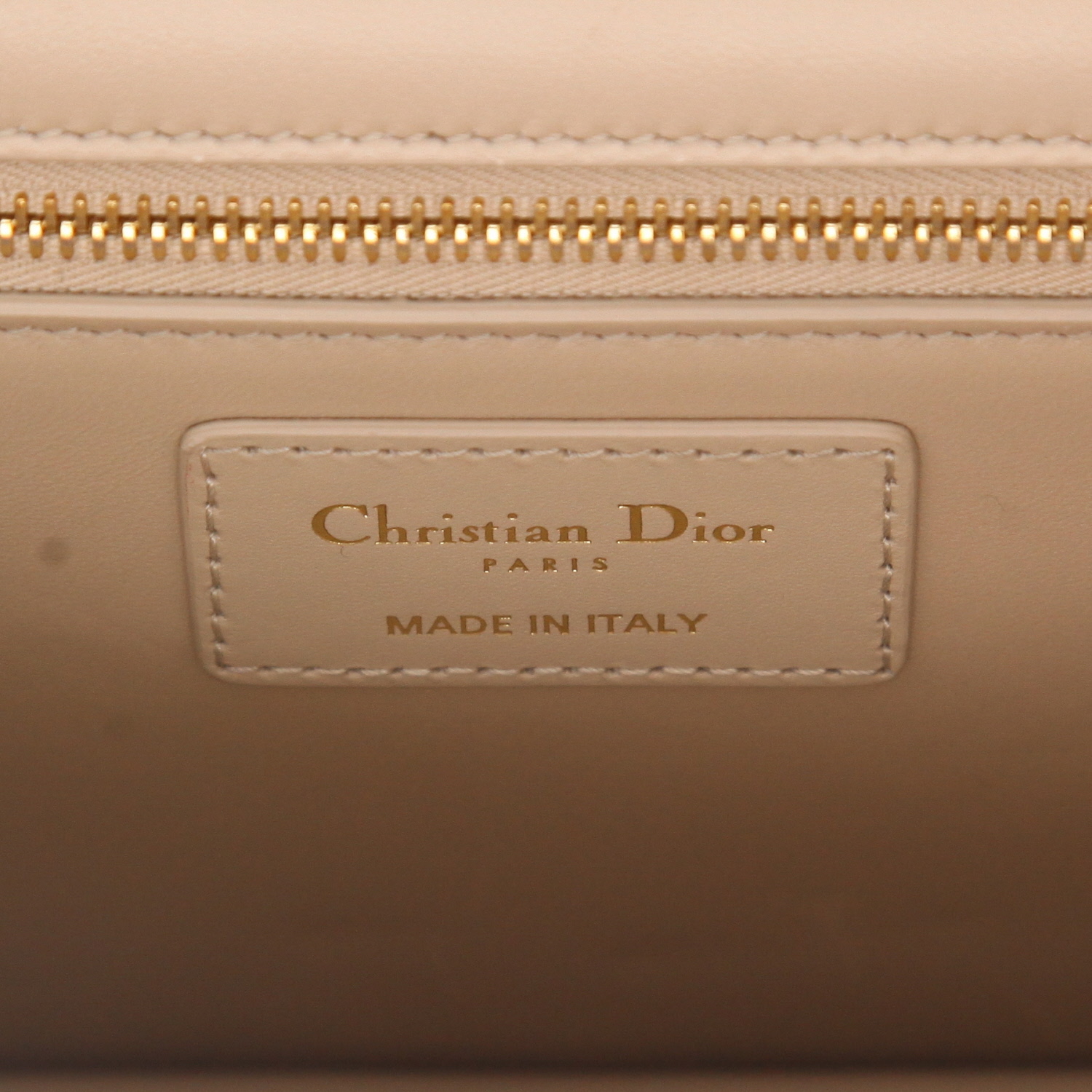 Sac bandoulière Dior  30 Montaigne en cuir beige - Detail D2