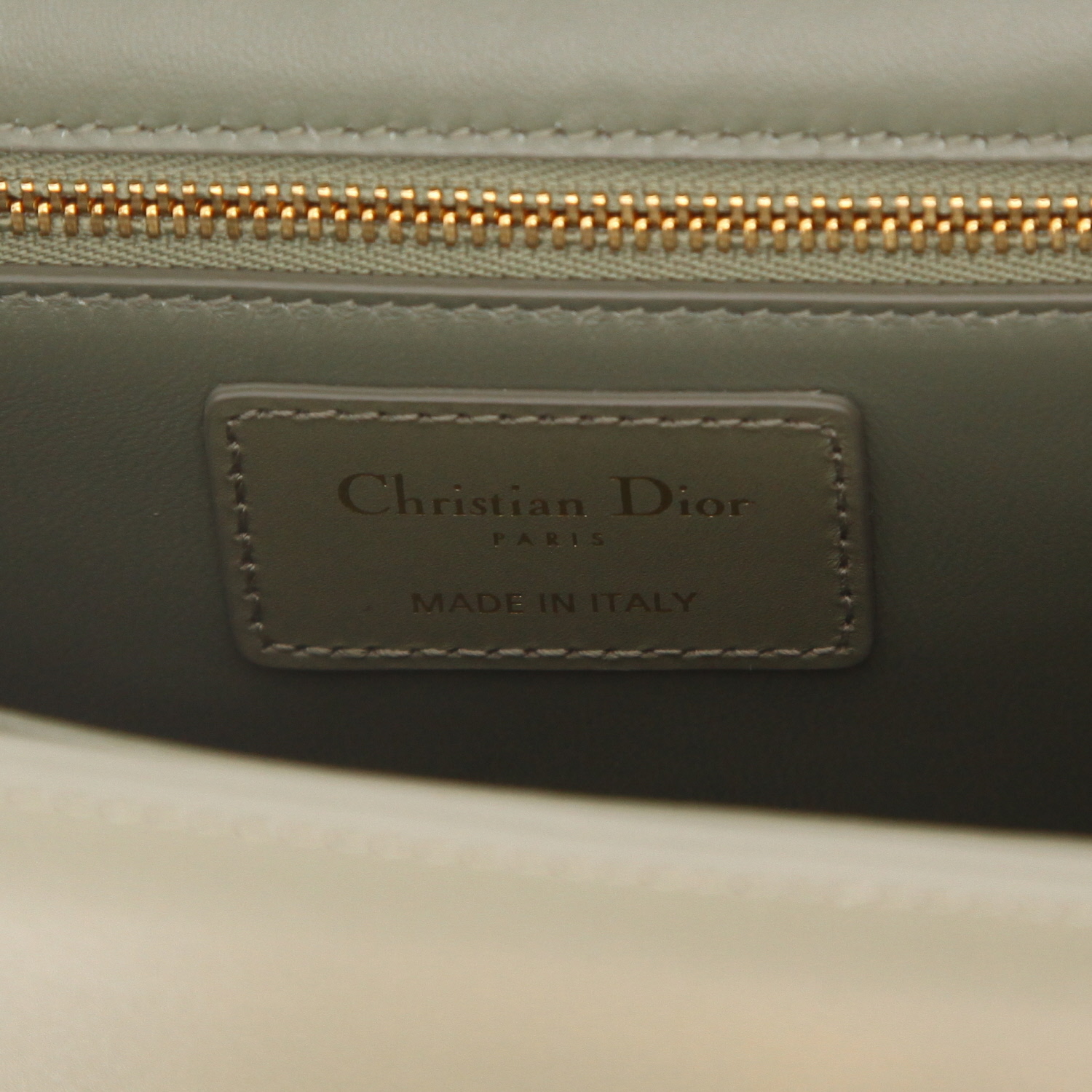 Bolso bandolera Dior  30 Montaigne en cuero verde - Detail D2