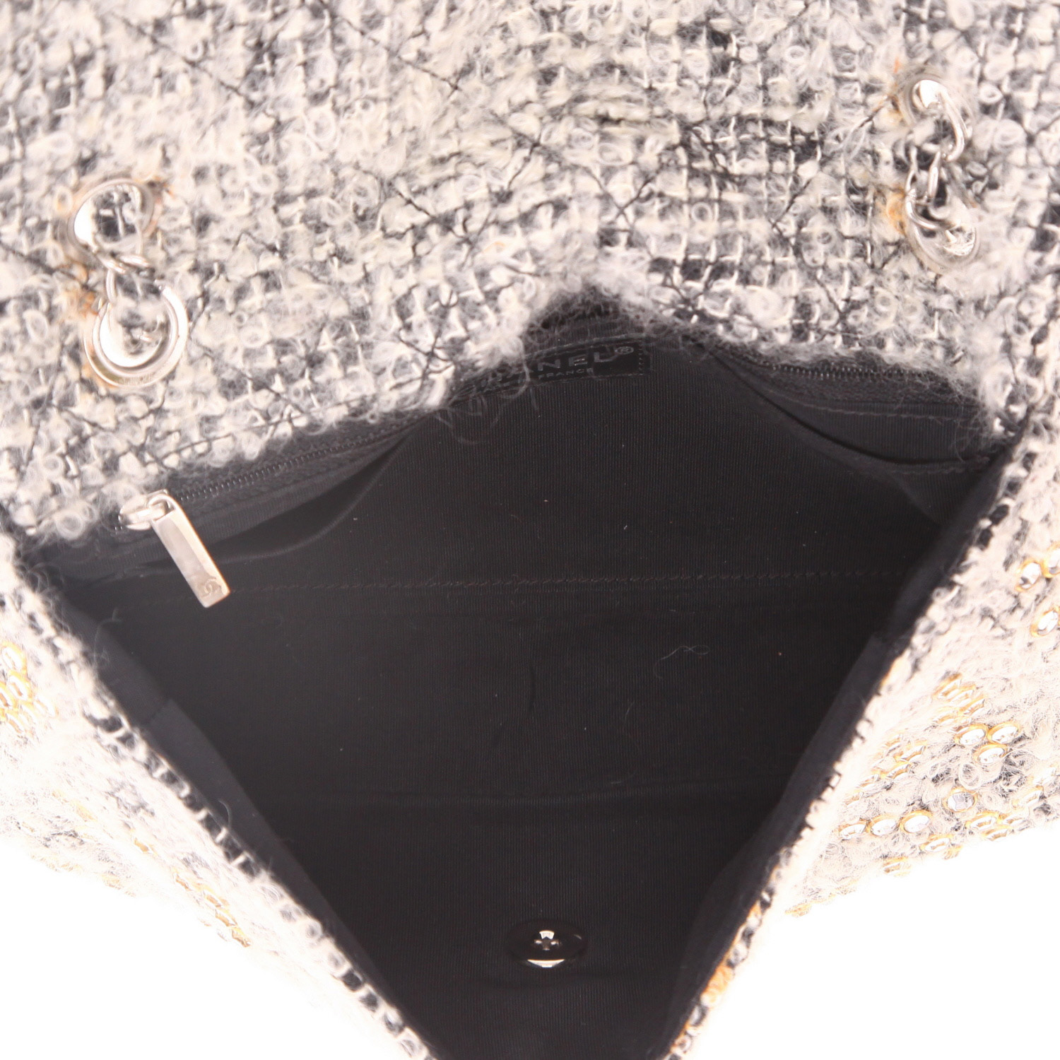 Bolso de mano Chanel  Timeless Classic en tweed gris y negro - Detail D3