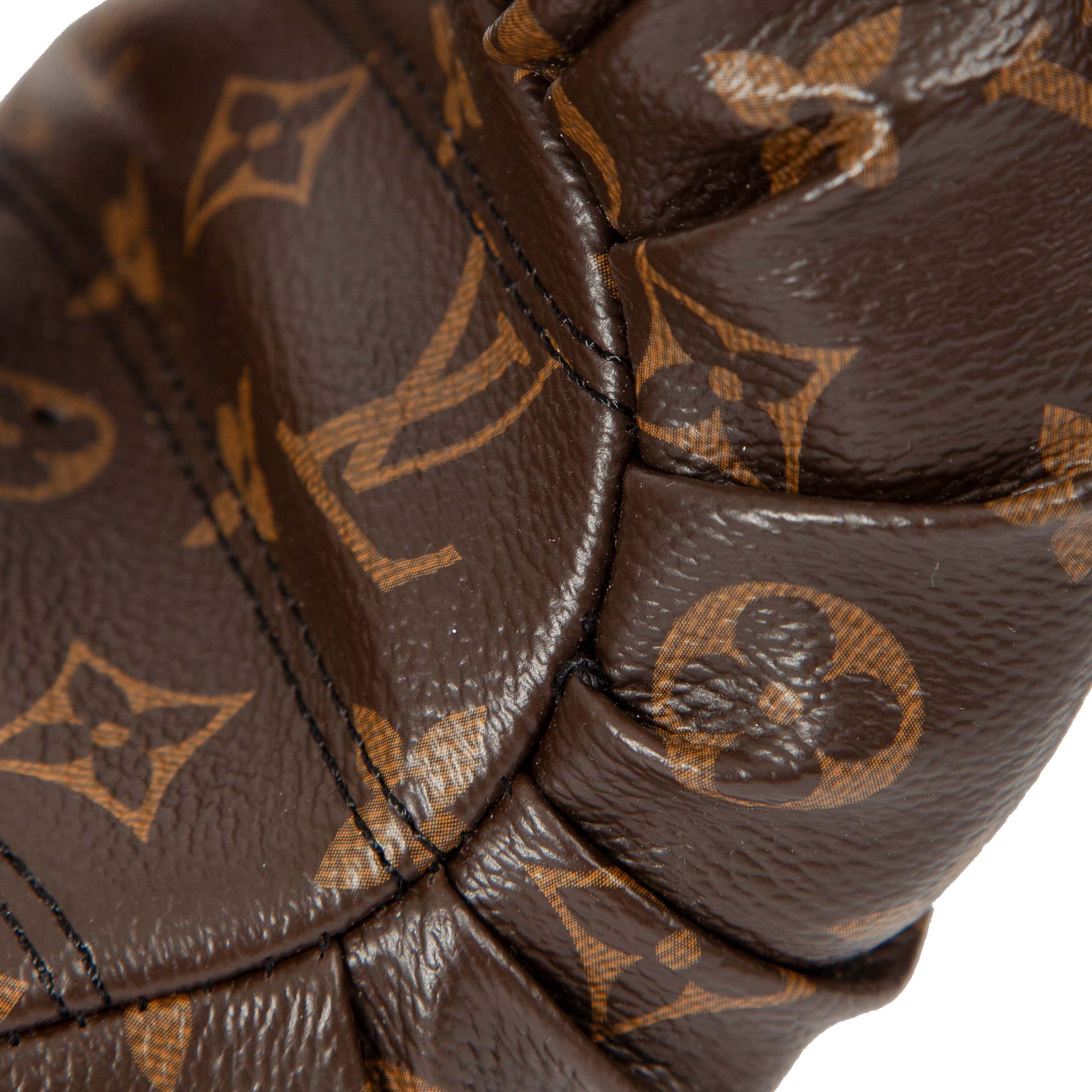Louis Vuitton & Karl Lagerfeld, Pair of boxing gloves - Collection 2014 (HS code : 4203210000) - Detail D3