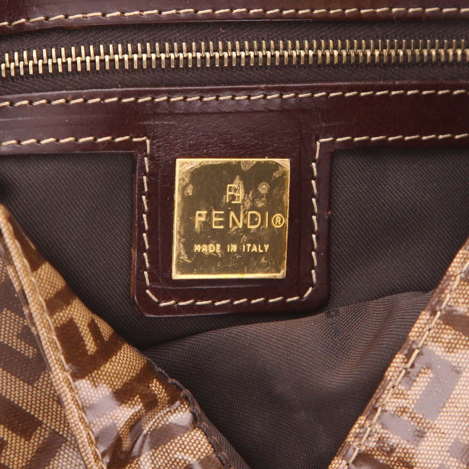 Sac à main Fendi  Baguette en cuir verni monogram marron - Detail D2
