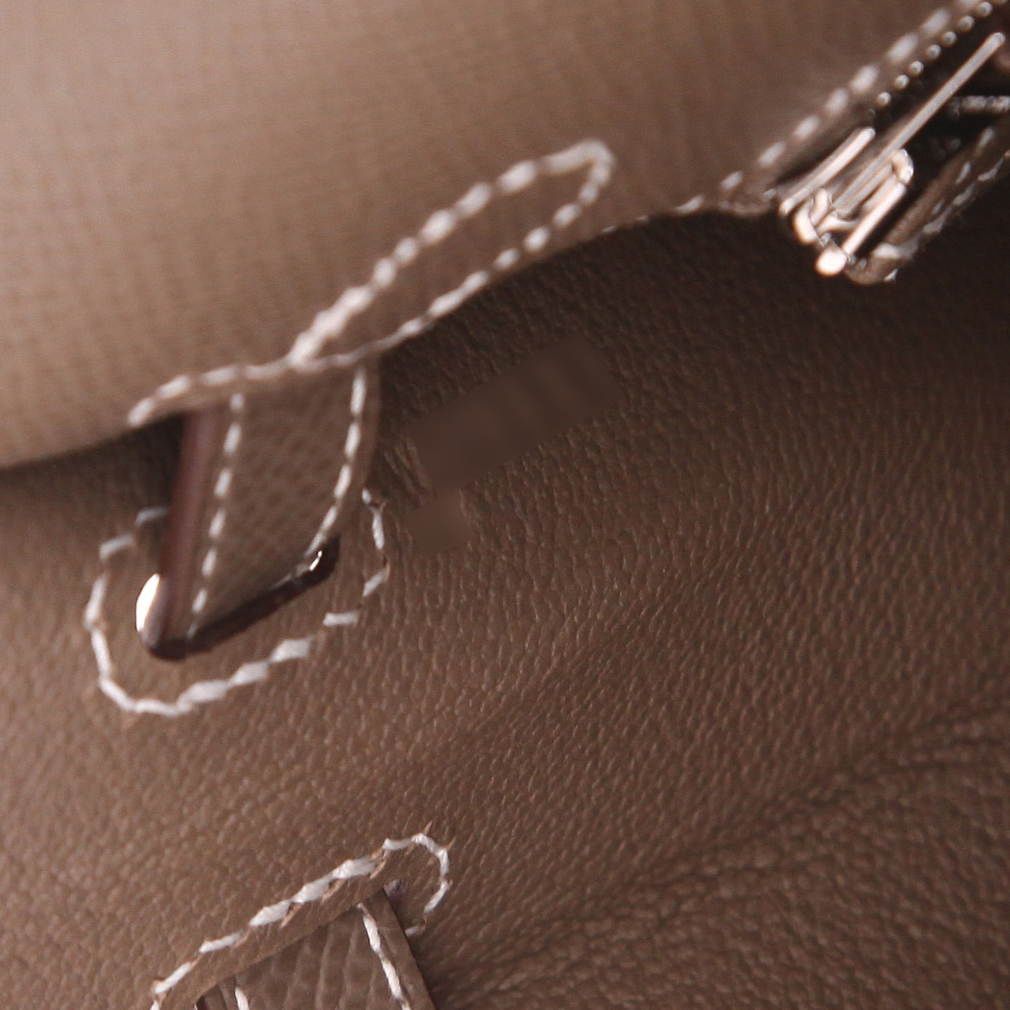 Bolso de mano Hermès  Kelly 25 cm en cuero epsom marrón etoupe - Detail D4