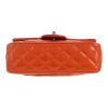 Bolso de mano Chanel  Mini Timeless en charol acolchado naranja - Detail D1 thumbnail