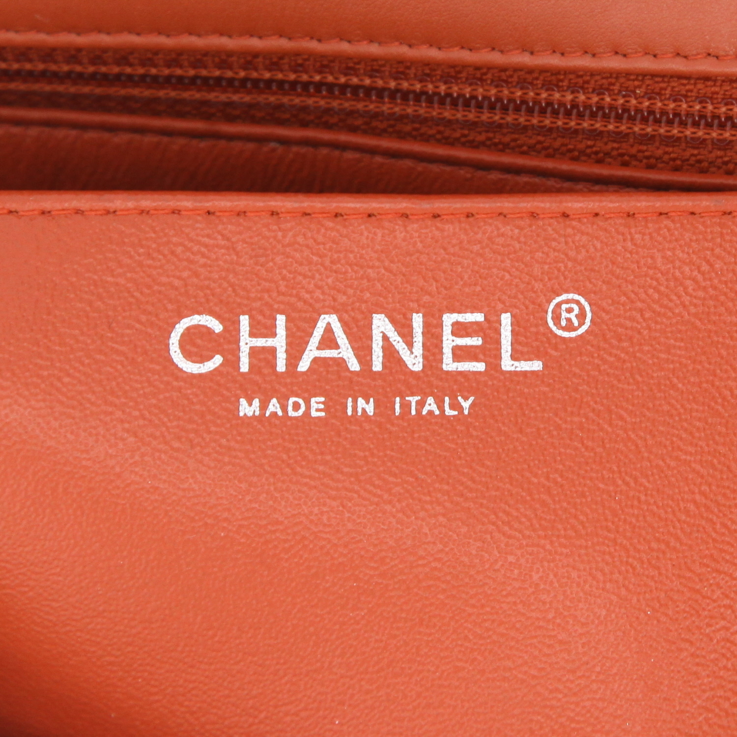 Chanel  Mini Timeless handbag  in orange patent quilted leather - Detail D2