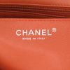 Bolso de mano Chanel  Mini Timeless en charol acolchado naranja - Detail D2 thumbnail