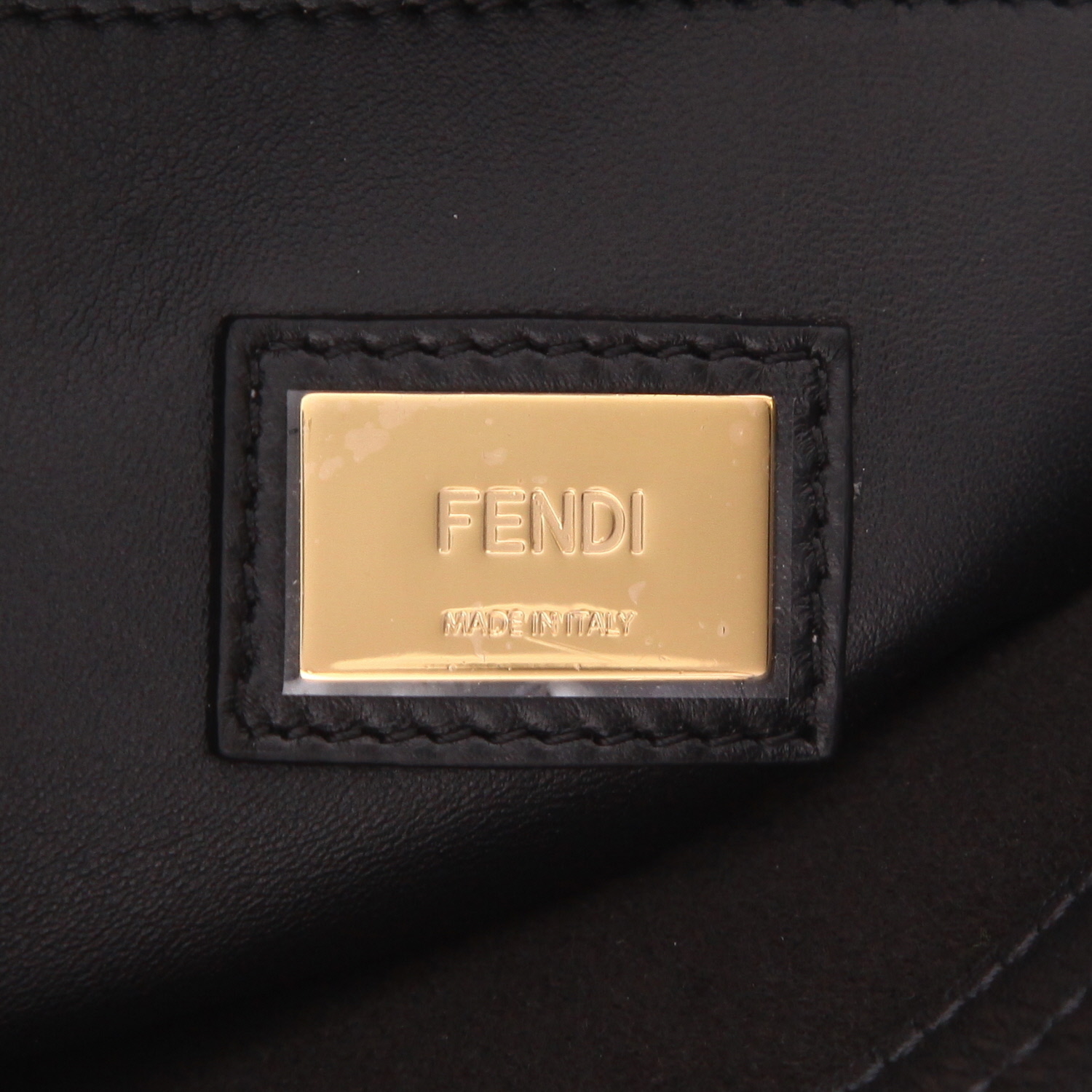 Bolso de mano Fendi  Peekaboo modelo mediano  en cuero negro - Detail D2