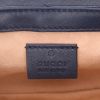 Bolso bandolera Gucci  GG Marmont mini  en cuero acolchado azul y blanco - Detail D3 thumbnail