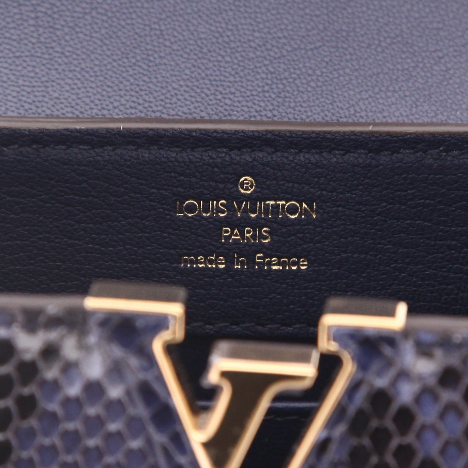 Bolso bandolera Louis Vuitton  Capucines Mini en piel de pitón azul - Detail D2