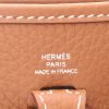 Bolso bandolera Hermès  Mini Evelyne en cuero taurillon clémence color oro - Detail D2 thumbnail