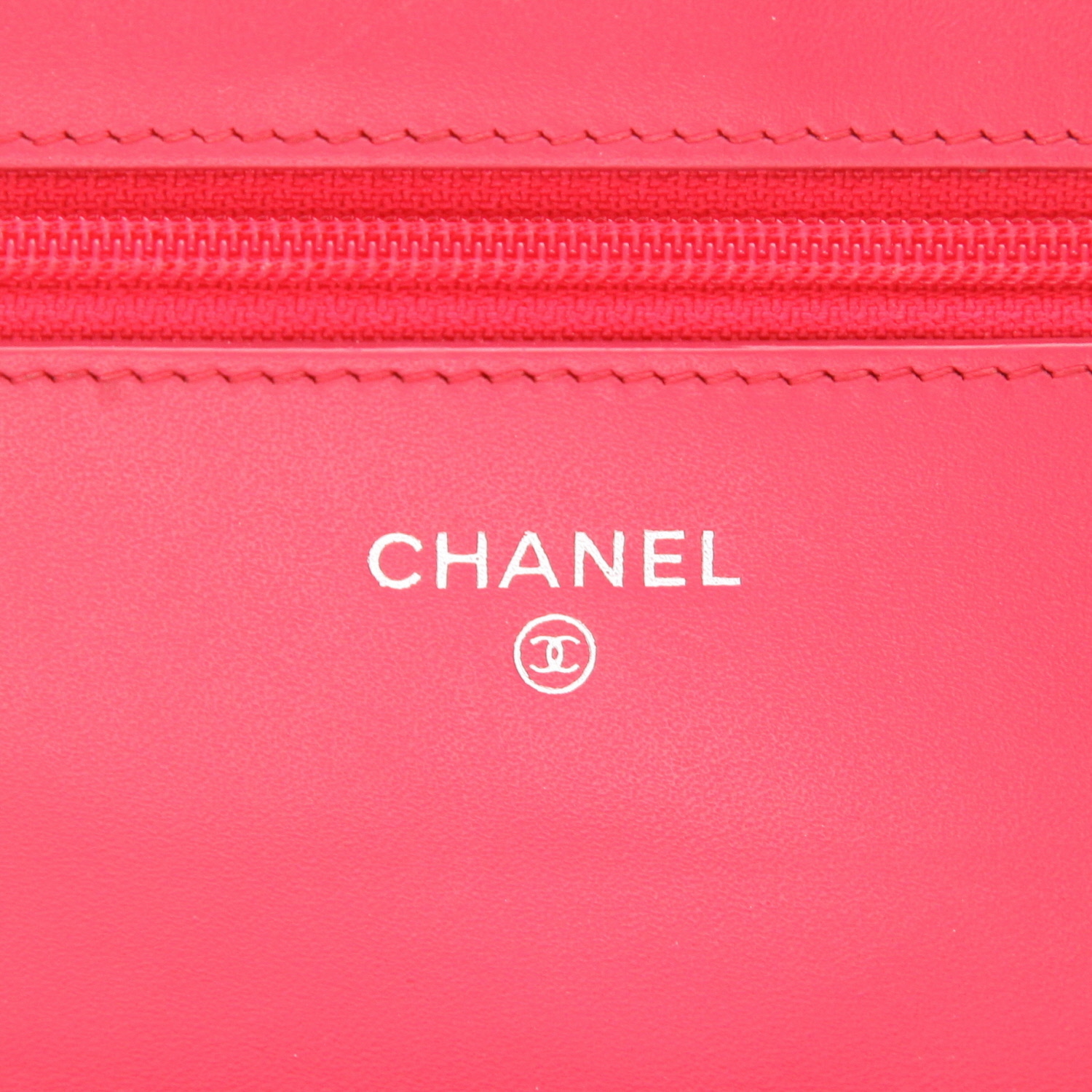 Sac bandoulière Chanel  Wallet on Chain en cuir verni matelassé rose - Detail D2