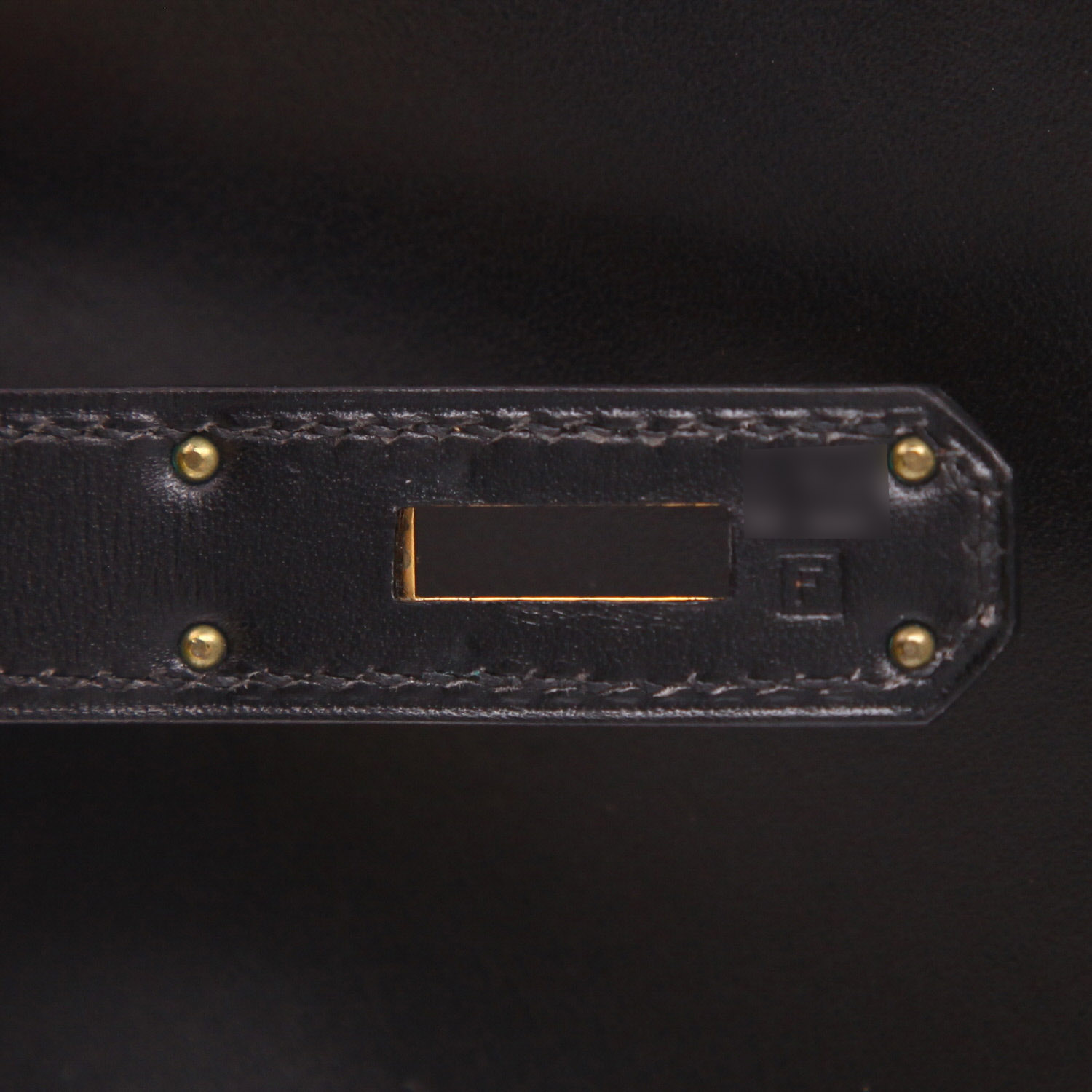 Hermès  Kelly 28 cm handbag  in black box leather - Detail D4