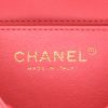 Bolso de mano Chanel  Mini Timeless en cuero rosa - Detail D2 thumbnail