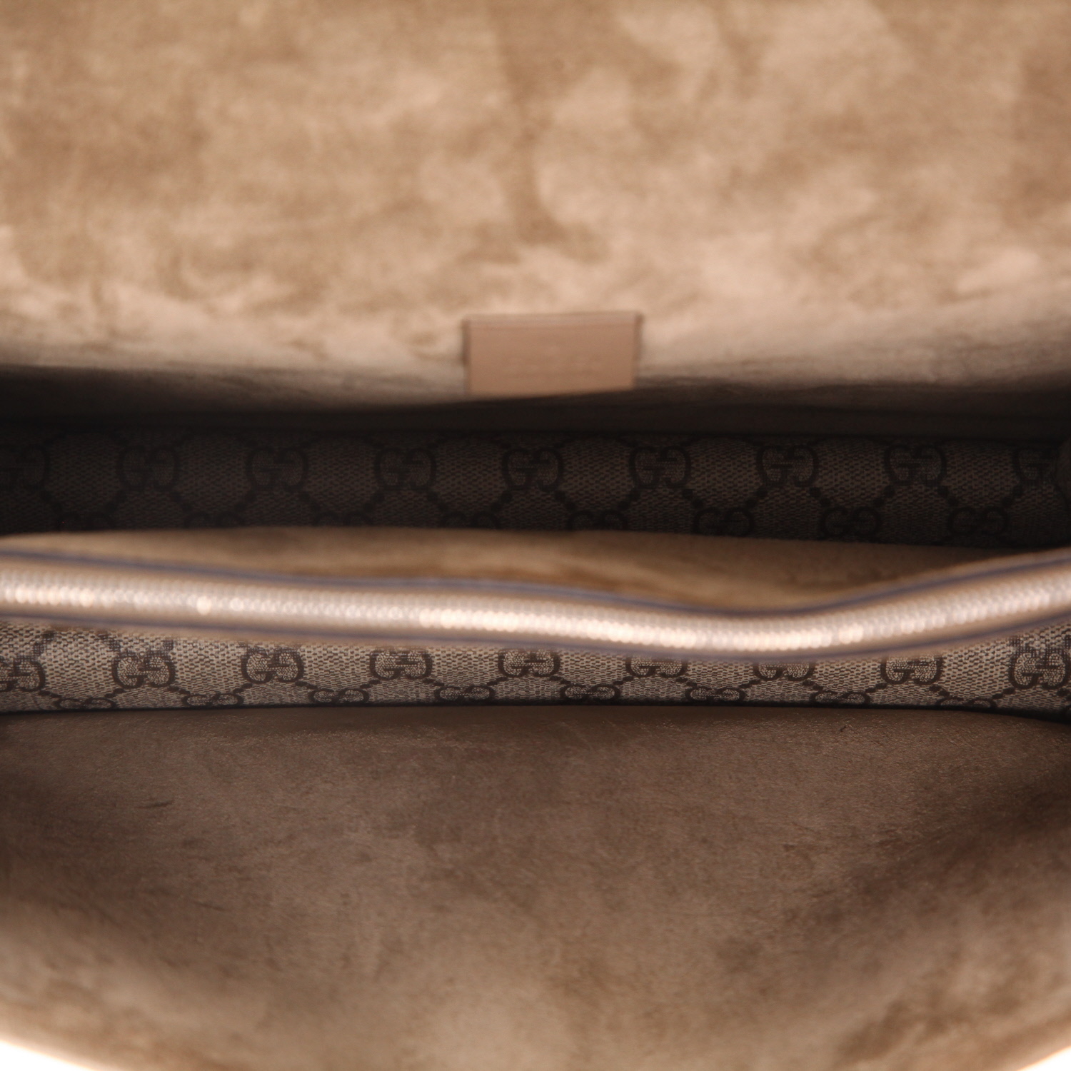 Bolso de mano Gucci  Dionysus en tejido "Suprême GG" beige y Veau velours marrón - Detail D3