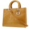 Bolso de mano Dior  Lady Dior modelo grande  en charol dorado - 00pp thumbnail