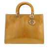 Bolso de mano Dior  Lady Dior modelo grande  en charol dorado - 360 thumbnail