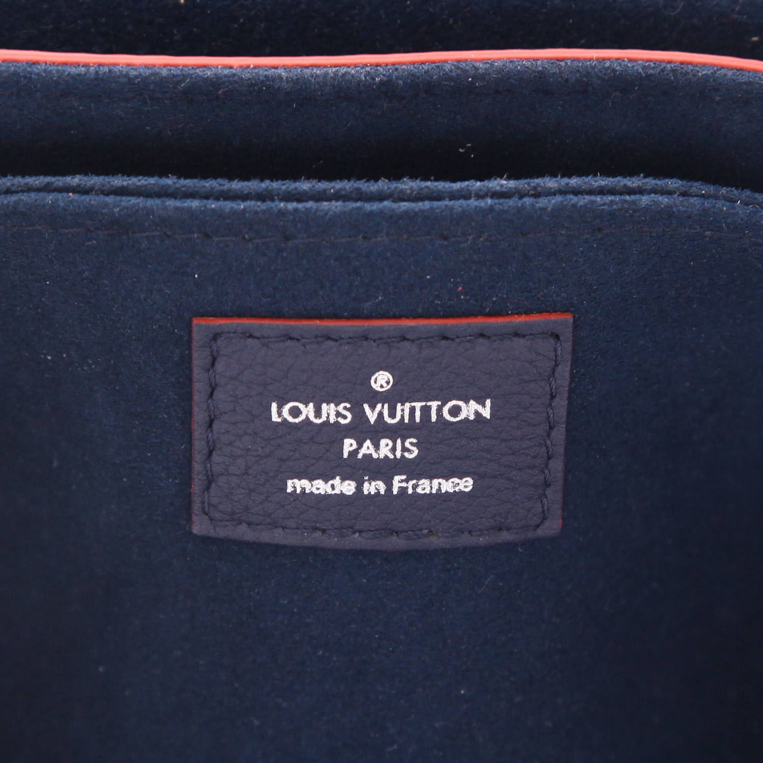 Louis Vuitton  Lockme handbag  in blue grained leather  and red piping - Detail D2