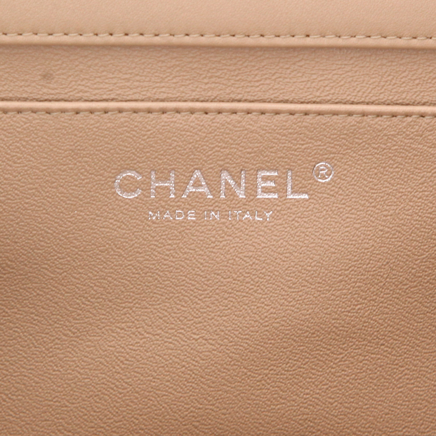 Chanel   handbag/clutch  in beige patent quilted leather - Detail D2