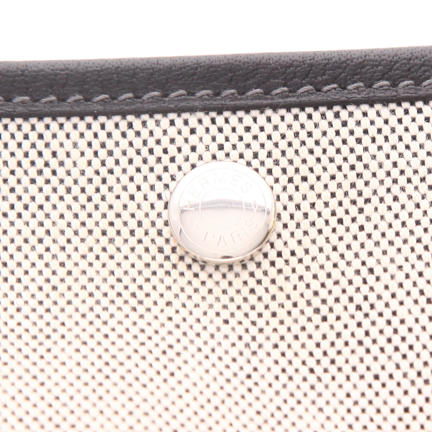 Hermès  Garden shopping bag  in beige canvas  and black leather - Detail D2