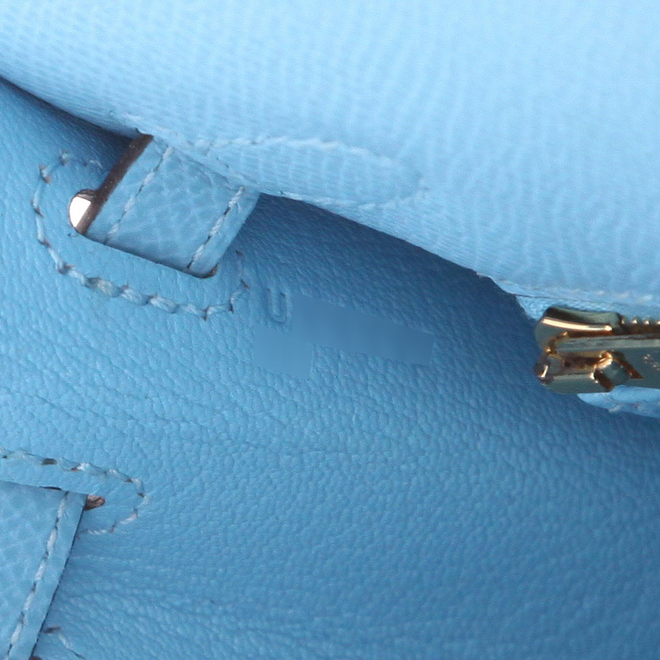Hermès  Kelly 25 cm handbag  in blue Celeste epsom leather - Detail D4