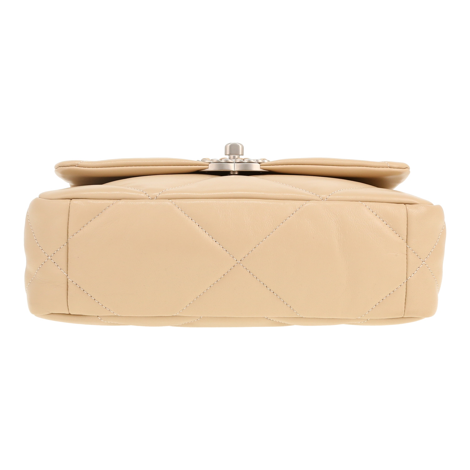 Bolso bandolera Chanel  19 en cuero acolchado beige - Detail D1
