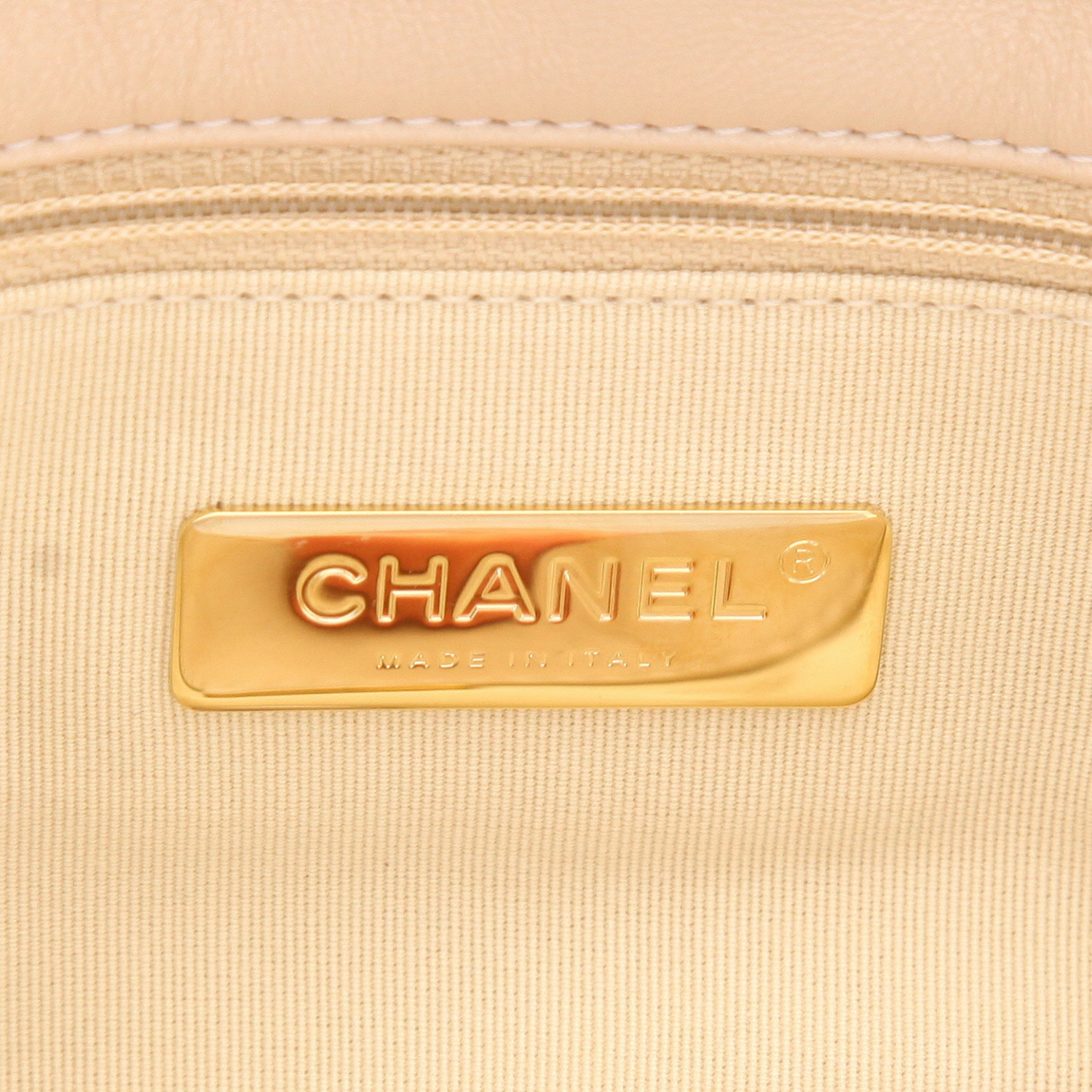 Bolso bandolera Chanel  19 en cuero acolchado beige - Detail D2