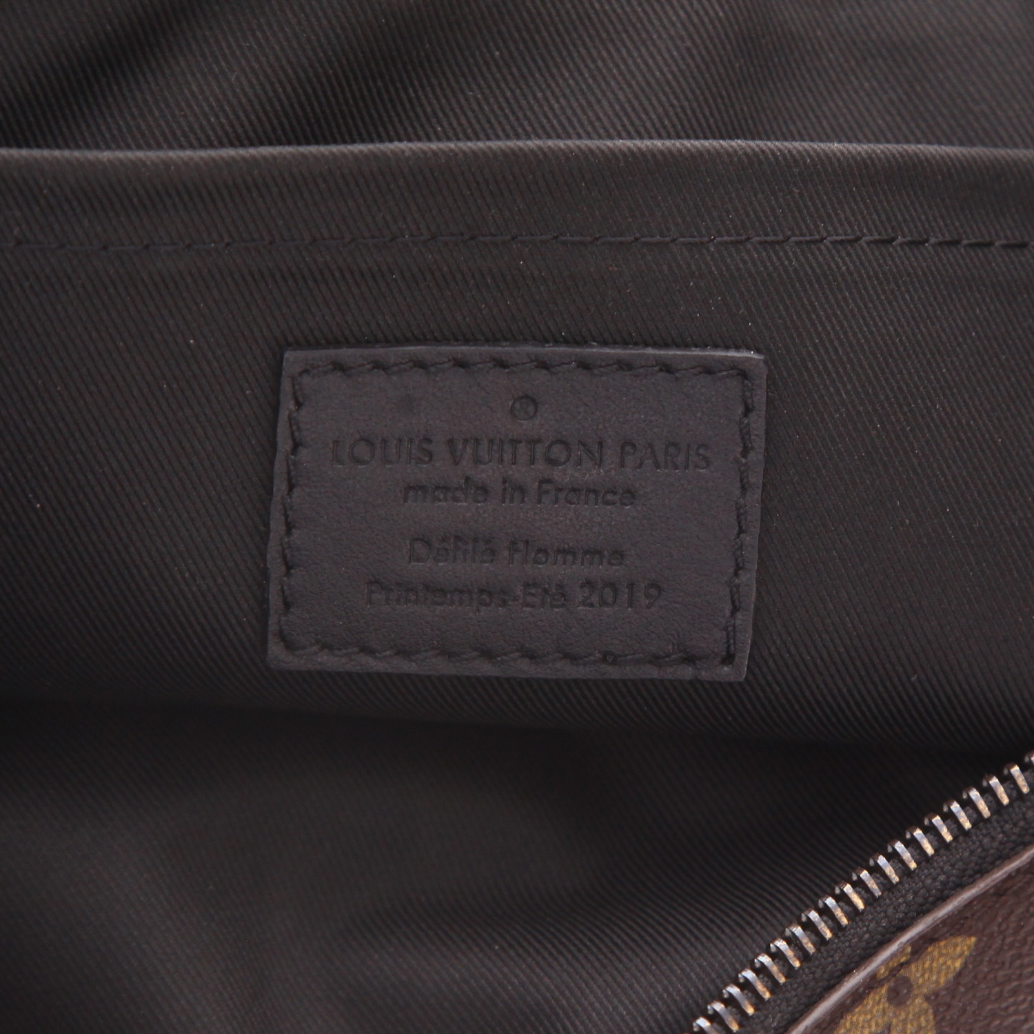 Bolsito de mano Louis Vuitton   en lona Monogram marrón - Detail D2