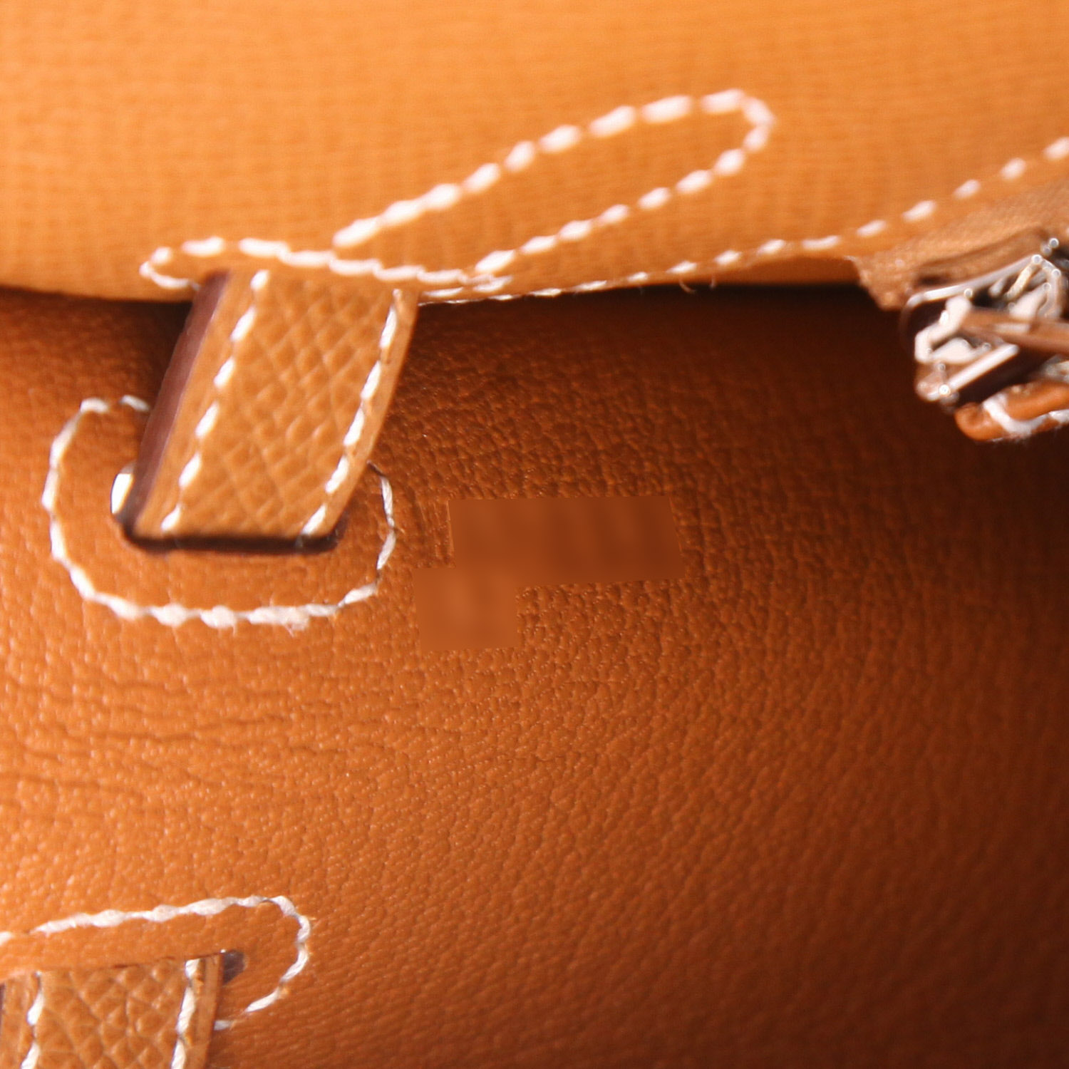 Bolso de mano Hermès  Kelly 25 cm en cuero epsom color oro - Detail D4
