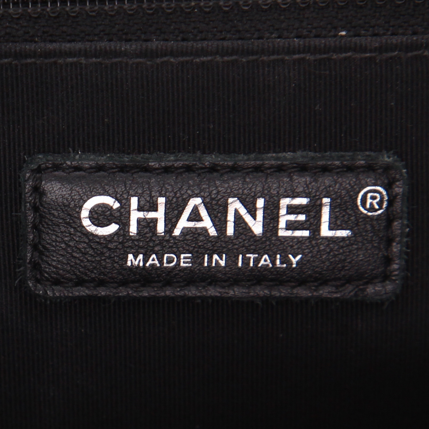 Chanel  Boy Maxi handbag  in black quilted leather - Detail D2