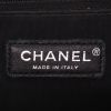 Bolso de mano Chanel  Boy Maxi en cuero acolchado negro - Detail D2 thumbnail